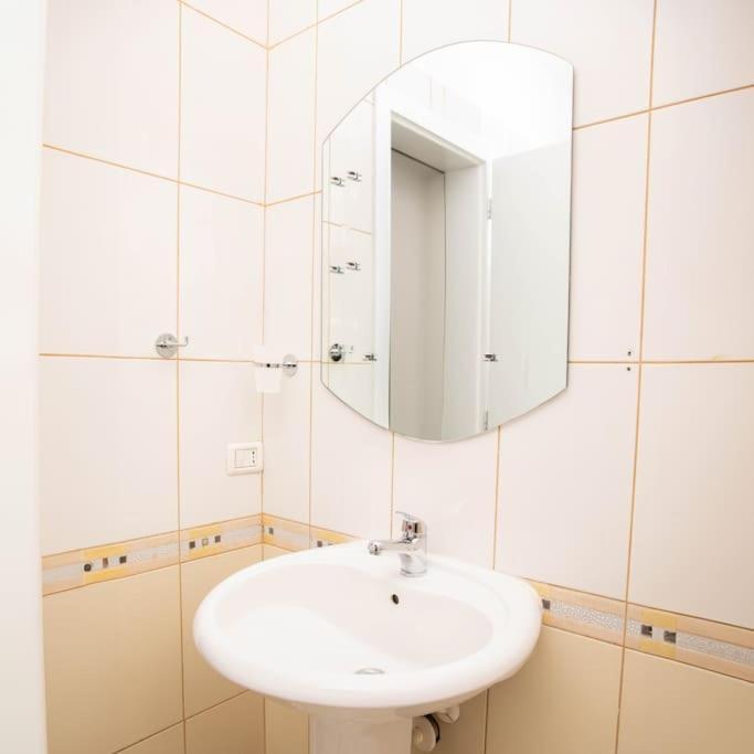 Suprem Apartment ティラナ エクステリア 写真